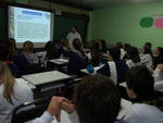 Professor de Histria, Doalcei Maaneiro, o Dod,  preciso mais do que prestar ateno aos fatos. Para aprender com ele, o aluno literalmente solta a voz