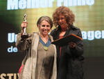 Maria Arlete Gonalves, da Oi Futuro, entrega Kikito de Melhor Filme  Lucia Murat por &quot;Uma Longa Viagem&quot;
