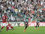 dson Silva comemora o seu gol, o de empate: 2 a 2