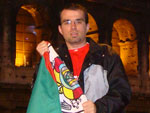 Emanuel Meireles, dando uma volta por Roma com a Bandeira do RGS na garupa!