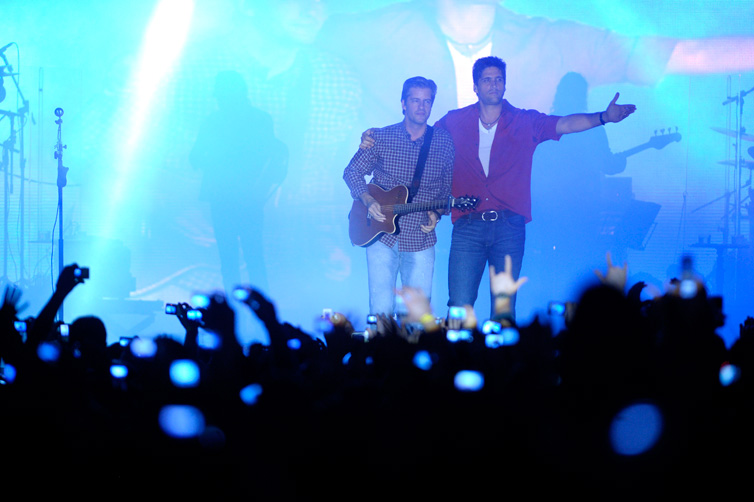 Ao som de "Boa Sorte pra Você", Victor & Leo começam o show em Caxias:imagem 3
