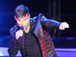 Antes de cantar Mara para encerrar o show, Ricky aproveitou para dizer no  discriminao.