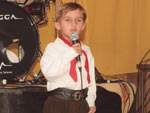 Bernardo, 6 anos, declama poesia na XIII Mostra de Dan�as, no CTG Alvorada dos Pampas, em Barrac�o