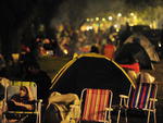 No acampamento improvisado, a companhia de psteres do dolo teen Justin Bieber 