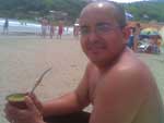 Daniela Albuquerque: &quot;Cristiano (meu marido) tomando um chimarro bem quente na beira da Praia em Garopaba/SC - ferias jan/2011&quot;