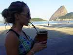 Mariana Strack Padilha: &quot;Passeio de fim de tarde na praia do Flamengo, Rio de Janeiro, acompanhada da famlia e meu tradicional chimas. Muitos ficavam olhando ao passearmos com os apetrechos do chimarro, e alguns elogiavam a nossa forte tradio gaudria!!&quot;