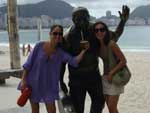 Bibiana Pea: &quot;Em Agosto de 2010, eu e minha amiga Rafaela Castro, rio-grandinas, fomos passar as frias no Rio de Janeiro, em Copacabana. Nesta foto, estvamos passeando pelo calado de copacabana, no posto 6 (Forte de Copacabana). Estvamos oferecendo um chimarro para a Esttua de Dorival Caymmi&quot;