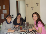 Graciele Rui: "Nesta foto estou eu com duas amigas, Maira e Juliana, na cidade de Verona e mantendo os h�bitos ga�chos de tomar chimarr�o e comer negrinho. Por�m a nossa t�rmica � improvisada com uma panela e um caneco!"