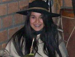 Suzy Correa Roque: "Nathalia Correa Roque no galp�o em Itapu� em Porto Alegre, tomando um mate pra aquecer do frio exagerado neste inverno. Al�m de aquecer, o chimarr�o � �timo pra estar com amigos e contar trovas e piadas gaud�rias"