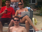 Fernando Lins: "Churrasco com amigos na piscina do pr�dio em Royal Oak, Michigan. Na foto h� uma colombiana (de biquini branco com vermelho), um peruano (bermuda laranja), um americano (de camiseta no ombro) e um paulista (em p� com bon� do Yankees). O resto � tudo gauchada mesmo! Eu estou de camiseta vermelha segurando a cuia"