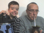 D�bora Brum Vegner: "o neto Arthur servindo o mate para o av� Joel... Nova e antiga gera��es unidas pela tradi��o da Hora do Mate , todos os dias �s 18h"