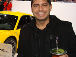 Tiago Machado: "Uma roda de mate no sal�o do autom�vel de Detroit/Michigan, ao lado de uma Ferrari amarela como o Brasil n�o tem pre�o! E quase que os seguran�as n�o nos deixaram entrar porque n�o sabiam o que era o produto!"