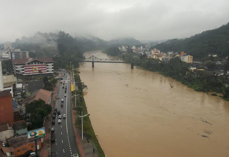 Fotos do alto do edificio Brasilia em Blumenau :imagem 12