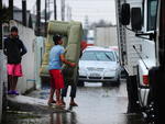 Moradores comeam a retirar mveis de suas casas no Bairro Cordeiros, em Itaja