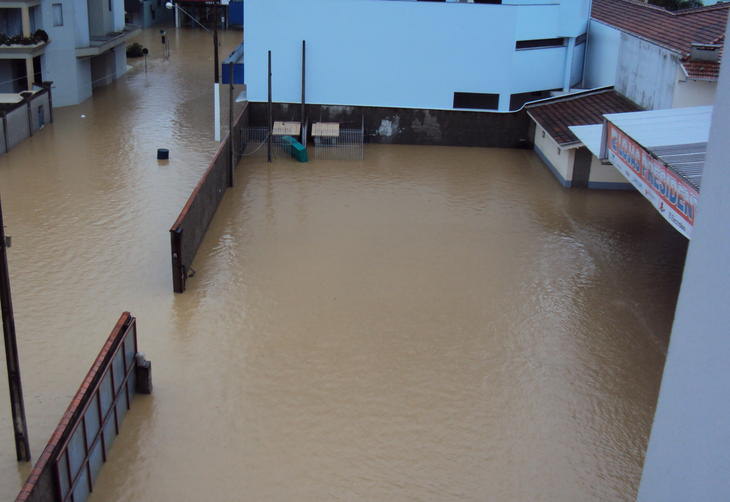 Chuva na rua Curt Hering e outras proximas no centro de Presidente Getulio:imagem 9