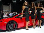 Modelos posam junto ao novo Lamborghini Gallardo no salo de automvel de Frankfurt, na Alemanha