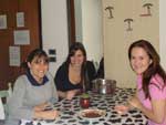 Graciele Rui: "Eu com duas amigas, Maira e Juliana na cidade de Verona, na It�lia. Mantendo os h�bitos ga�chos de tomar chimarr�o e comer negrinho. Por�m a nossa t�rmica � improvisada com uma panela e um caneco!"