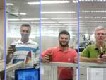 Jos� Agustoni: "Roda de chimarr�o no nosso escrit�rio, Petrobras, Maca� - RJ. Da esquerda para direita: Eric (RJ), Marc�o (RJ), Rafael (MG), Zeca (RS), M�rcio (RS), Os�rio (RS), Geovani (RJ) e Misael (RJ)"