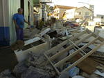 Moradores do Bairro Canoas, em Rio do Sul, fazem limpeza