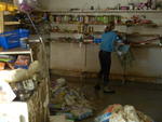 Moradores de Rio do Oeste, fazendo limpeza