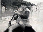 O fotgrafo Jos Werner, o Zezinho, entrou aos 15 anos no Santa, em 18 de julho de 1978. Comeou como boy da redao, foi operador de radiofoto, auxiliar de laboratrio e passou a fotografar em 1980. Esta imagem foi feita durante a cobertura da enchente de julho de 1983. A canoa passava pela Rua Amazonas, em Blumenau