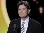 Charlie Sheen, ex-Two and a Half Men, subiu ao palco para anunciar o prmio de Melhor Ator de Comdia