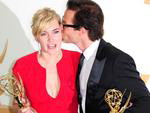 Kate Winslet foi a a melhor atriz de minisrie ou filme para a TV e, seu companheiro em &quot;Mildred Pierce&quot;, Guy Pearce levou o prmio de melhor ator coadjuvante 