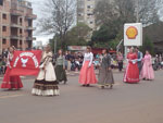 A chegada dos primeiros colonizadores, funda��o dos primeiros munic�pios, o processo de forma��o dos costumes ga�chos e a riqueza multicultural atual foram representadas no desfile tem�tico do 20 de setembro, em Santa Rosa. 