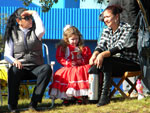 A pequena prenda atenta ao desfile nas ruas de Uruguaiana.