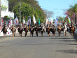 Cavalarianos desfilam nas ruas de Uruguaiana.