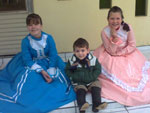 Bianca, Guilherme e Maysa se preparando para ir ao colgio na semana farroupilha em Chiapetta