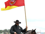 Em Taquara, cavalariano empunha a bandeira do Rio Grande do Sul
