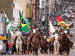 Milhares de pessoas se encontraram na Avenida Sete de Setembro, em Erechim, no norte do Estado, para desfilar ou conferir a homenagem � Revolu��o Farroupilha.