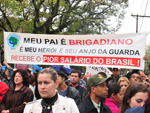 Durante o desfile farroupilha em Pelotas, familiares de PMs levantaram faixas reevindicando melhores sal�rios.