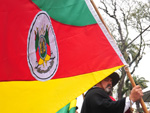 O gesto de segurar a bandeira do estado foi repetido in�meras vezees no desfile em Pelotas.