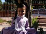 Gisele Santos: "Andrielly, com 5 anos, na festa da escolinha. Adora um vestido de prenda."