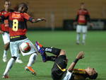 O jogo foi de muita fora e faltas