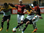 O volante Henick (E) levou carto vermelho e desfalca o Tigre contra o Bragantino