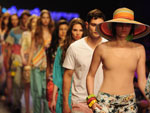 No desfile da Trpico, peas fludas e coloridas conferiram leveza s produes