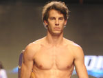 Para os meninos, bermudas coloridas em tecidos tecnolgicos no desfile da Trpico 