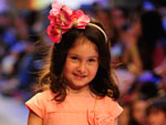 No desfile da Kids by Anim, meninas usaram delicados arquinhos de flores