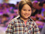 Meninos desfilaram peas descontradas, com muito xadrez na VRKids