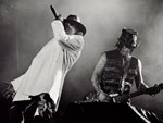 Hits como Welcome to the Jungle, do Guns, fizeram o pblico esquecer o mau tempo e pular empolgado