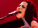 Assumindo os teclados, Amy Lee cantou sucessos como My Immortal