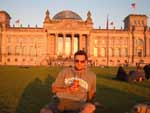 Andr Oliveira Doerr: &quot;Mateando no gramado do Bundestag, Berlin, Alemanha&quot;