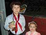 Patr�cia Mittmann: "Meus filhos, Matheus e Geovanna Mittmann Dal Pozzolo, prontos para curtir o Jantar Farroupilha, tradicional no Clube 25 de Julho"