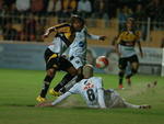 Jogador do Cricima briga pela bola no jogo contra o ABC