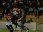 O Jogador Nirley  do Cricima com a bola 