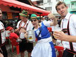 Esquenta da Oktoberfest pelas ruas de Blumenau