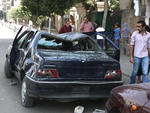 Carro destrudo na Rua Ramses, em Cairo, depois de confrontos na noite passada entre cristos e foras de segurana egpcias. Ao todo foram 24 mortos. Sinais da fragilidade em que passa o pas com a transio do regime de Hosni Mubarak.